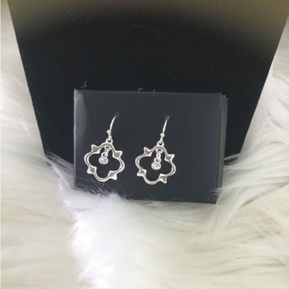 AVON NWT Keystone Long Pendant necklace and earring set Silvertone
New … - Picture 3 of 16